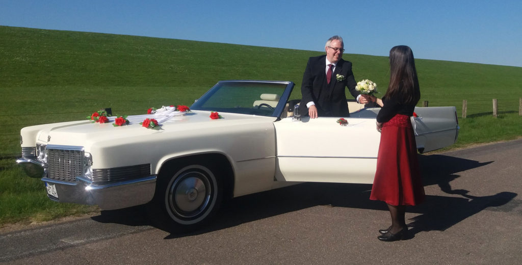 Brautpaar am Deich mit Cadillac