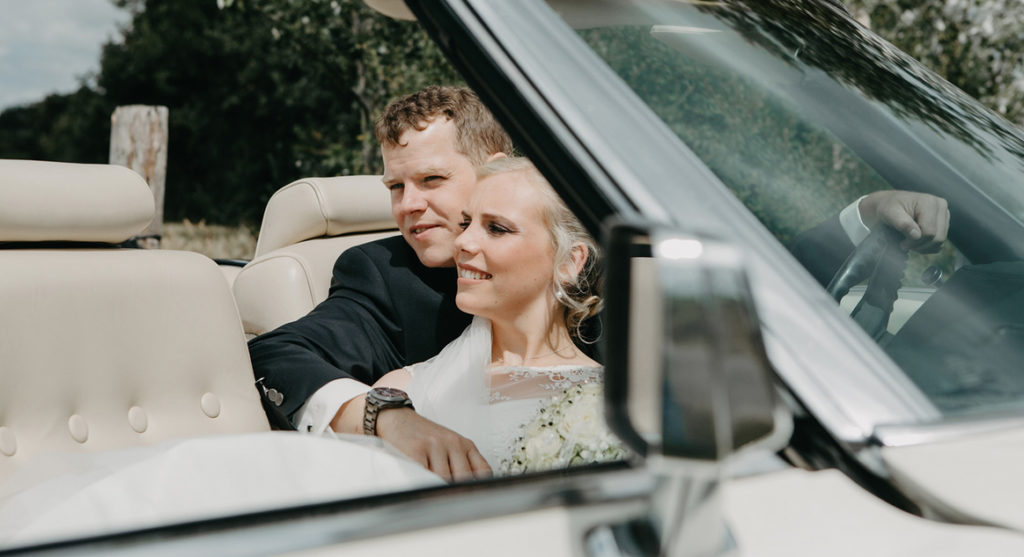 Brautpaar im Cadillac