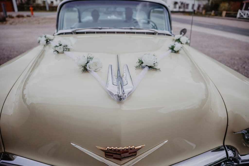 1956er Cadillac Deville mit Blumenschmuck auf der Kühlerhaube