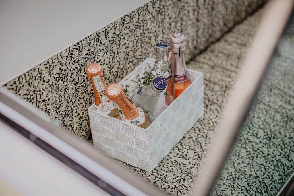 1956er Cadillac Deville mit Sekt auf der Rückbank