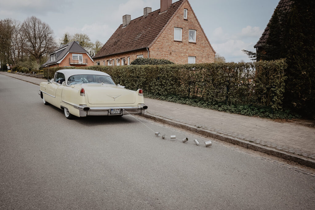 Hochzeitsauto 1956er Cadillac Deville zieht Blechdosen
