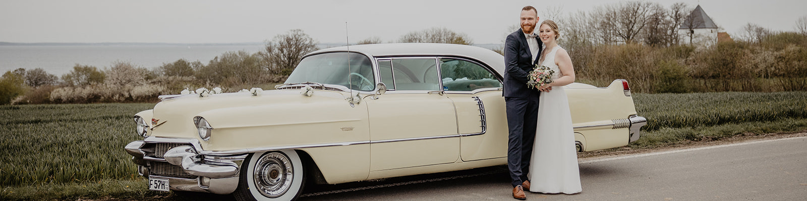 1956er Cadillac Deville mit Brautpaar
