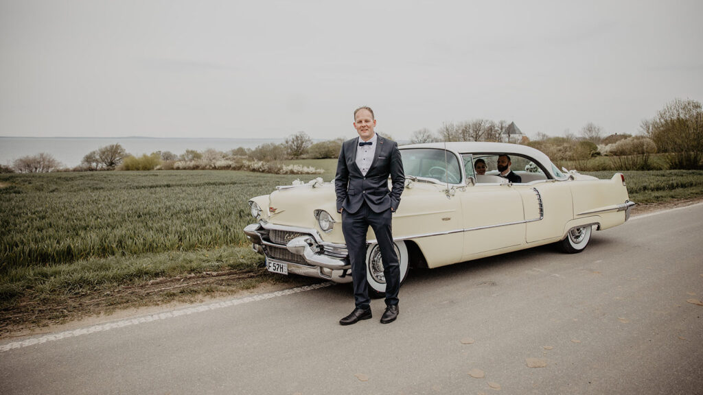 1956er Cadillac Deville mit Chauffeur